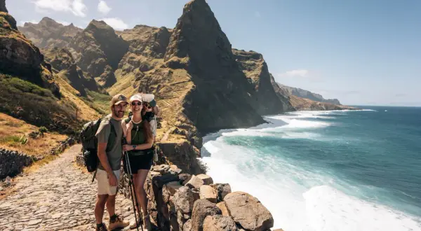 Couple randonnant avec bébé au Cap-Vert, découvrant quoi faire dans ce paysage spectaculaire de montagnes et d'océan.