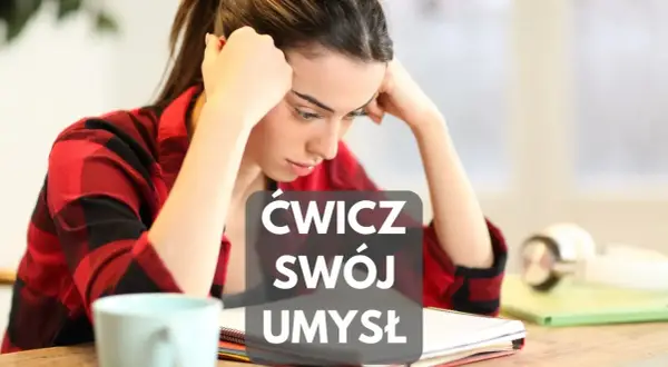 Zmęczona dziewczyna przy biurku, z rękami na głowie. Napis: "Ćwicz swój umysł". To idealny moment na trening pamięci ćwiczenia.