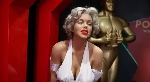 Marilyn Monroe w białej sukni, obok statuetki Oscara. Wizyta w muzeum figur woskowych Kraków to podróż przez historię kina.