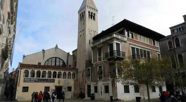 Campanile e palazzi a San Samuele, Venezia. Persone passeggiano nella piazza.