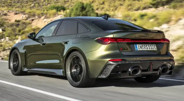 Nowy Audi RS5 2026 w kolorze oliwkowym pędzi po krętej drodze, prezentując sportowy design i moc.