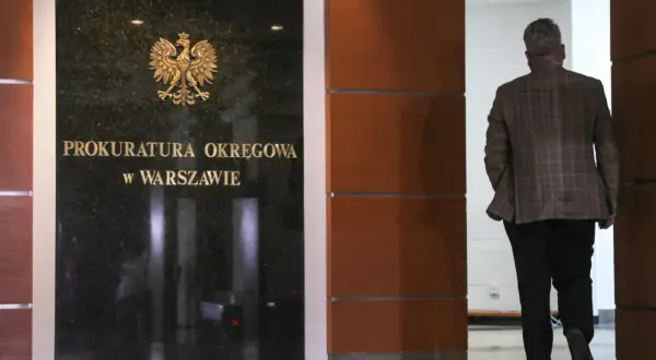 Mężczyzna w garniturze wchodzi do Prokuratury Okręgowej w Warszawie. Protokół powypadkowy sporządza się w terminie nie późniejszym niż.
