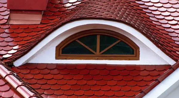 Czy deskować dach pod dachówkę ceramiczną? Oto wszystko, co musisz wiedzieć!