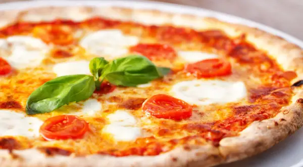 Jak zrobić pizzę w domu - proste przepisy i sekrety smaku