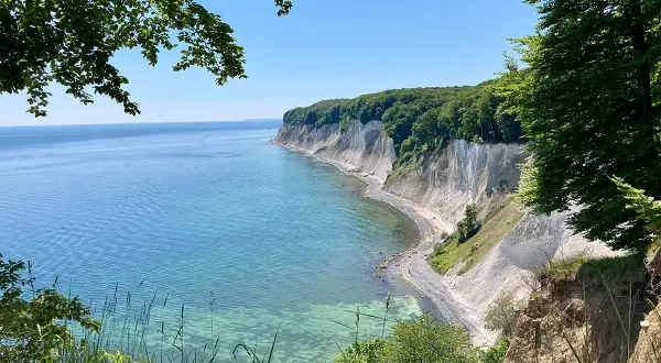Traumhafter Urlaub Norddeutschland: Kreidefelsen und türkisfarbenes Meer an der Ostseeküste.