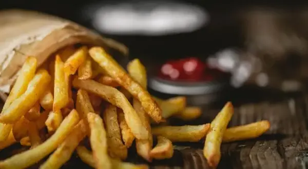 Chrupiące frytki: ile i jak smażyć w oleju? Metoda mistrzów!