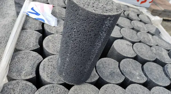 Stojące obok siebie, okrągłe elementy palisady betonowej tworzą imponujący stos.