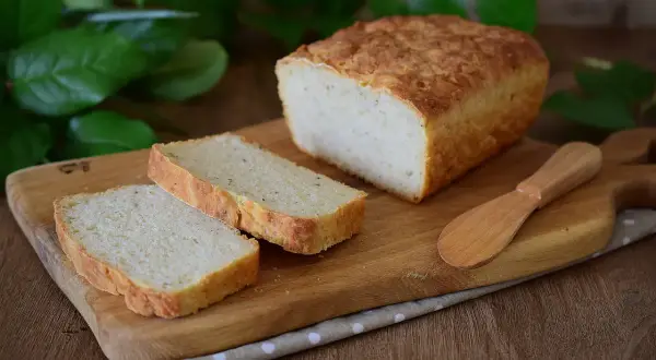 Chleb na maślance: Jak upiec wilgotny bochenek, który nie czerstwieje?