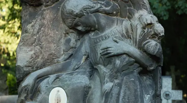 Anioł opłakuje zmarłego. Odkryj najciekawsze symbole na starych nagrobkach i ich ukryte znaczenie.