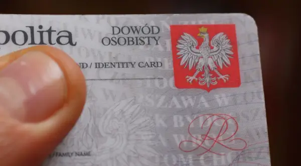Fragment polskiego dowodu osobistego. Czy zgubienie dowodu osobistego trzeba zgłosić na policję? To ważne pytanie, gdy dokument zniknie.