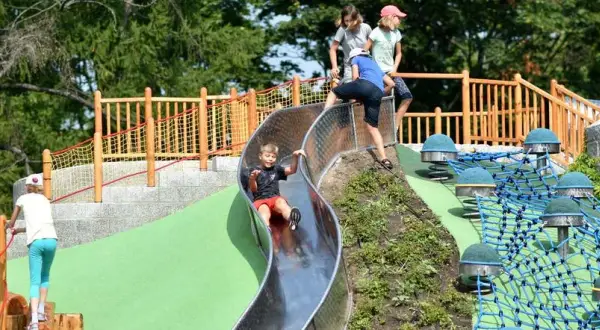 Plac zabaw Park Ujazdowski: Godziny, dostępność i atrakcje 2025