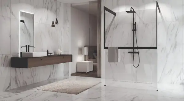 Salle de bain moderne avec murs et sol en marbre. Une douche à l'italienne avec paroi en verre et robinetterie noire. Faut il carreler toute la salle de bain?