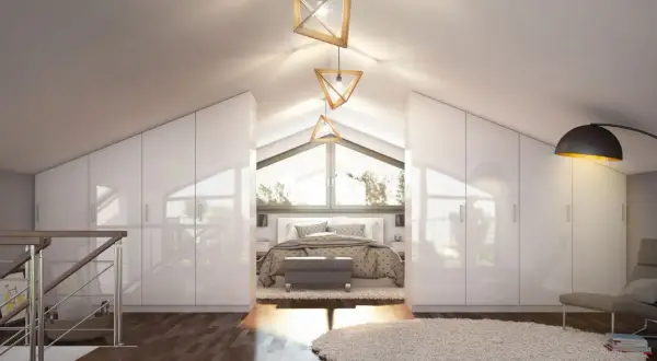 Modern Schlafzimmer mit weißen Einbauschränken, die den Raum optisch aus einem zimmer zwei machen. Ein Bett mit Blick auf die Fensterfront.