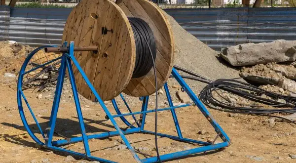 Bęben z kablem na budowie. Zastanawiasz się, ile kabla na mieszkanie 50m2? Tu widać zapas na wiele instalacji.