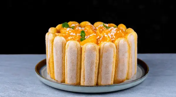 Torta Charlotte con savoiardi e arance, un classico della pasticceria. La ricetta originale per un dolce fresco e goloso.