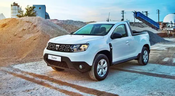 Biały Dacia Pickup Duster na placu budowy, gotowy do pracy.