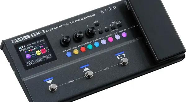 Czarny procesor gitarowy BOSS GX-1 z kolorowymi przyciskami i ekranem LCD. To zaawansowane narzędzie dla gitarzystów, które oferuje szeroki wachlarz efektów i symulacji wzmacniaczy, podobnie jak quad cortex.