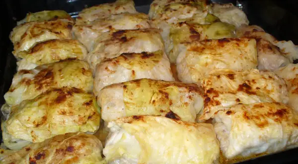 Gołąbki pieczone w piekarniku, złociste i apetyczne. Idealny czas, by sprawdzić, ile pieczemy gołąbki w piekarniku, by były perfekcyjne.