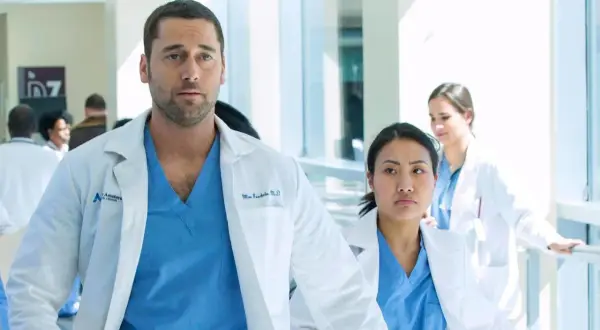 Max Goodwin und sein Team eilen durch die Gänge im Krankenhaus. Staffel 5 von New Amsterdam verspricht Spannung.
