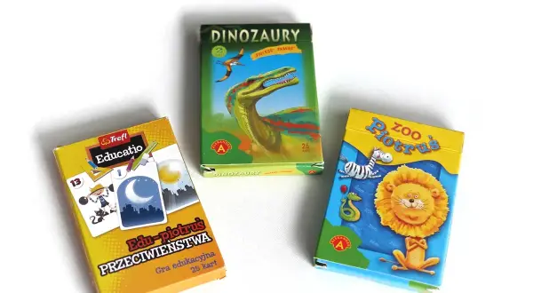 Trzy pudełka gier karcianych: "Dinozaury", "Zoo Piotruś" i "Edu-piotruś Przeciwieństwa".