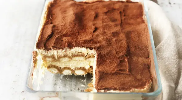 Nie daj się zwieść trudnym przepisom - tiramisu w dużej blaszce łatwo!