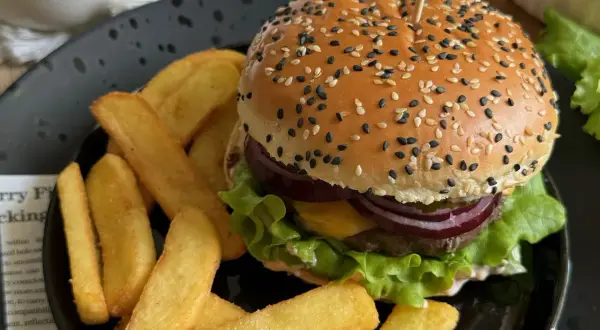 Perfekcyjny burger: ile smażyć, by był soczysty? Poradnik
