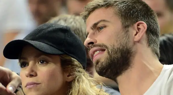 Kulisy rozstania znanej pary sportowca i piosenkarki. Gerard Piqué i Shakira w bliskim ujęciu, zamyśleni.