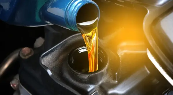 Hälls ny olja i bilen. Frågan är hur ofta ska man byta olja i bilen för att motorn ska må bra.