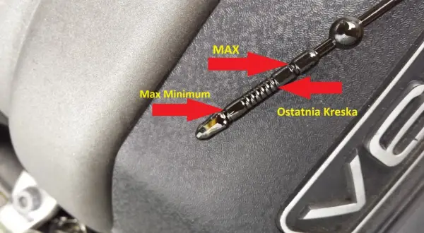 Prawidłowy poziom oleju na bagnecie Seat Altea. Olej znajduje się między oznaczeniami "Max Minimum" a "Ostatnia Kreska", co wskazuje na optymalny stan.