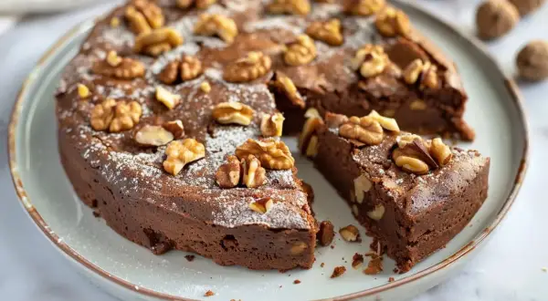 En saftig kladdkaka med valnötter, pudrad med florsocker. Perfekt för att frysa in och njuta av senare.