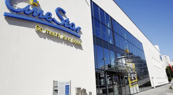 Das Cineplex Remscheid mit seinem Schriftzug "So macht Kino Spaß" und einer modernen Glasfassade.