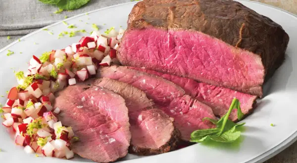Roast beef succulento, affettato e servito con un contorno di ravanelli e scorza di lime. La ricetta in pentola perfetta per un pranzo speciale.