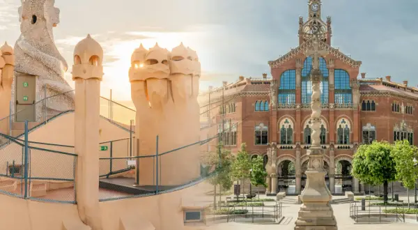 Zjawiskowy recinte modernista de Sant Pau, z fantazyjnymi kominami i ceglanym budynkiem z zegarem, w blasku słońca.