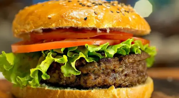 Skąd pochodzą hamburgery? Zaskakująca historia ich ewolucji