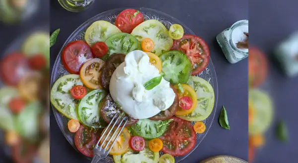 Bunter Tomatensalat mit cremiger Burrata. Ja, ist Burrata vegetarisch und ein Genuss!