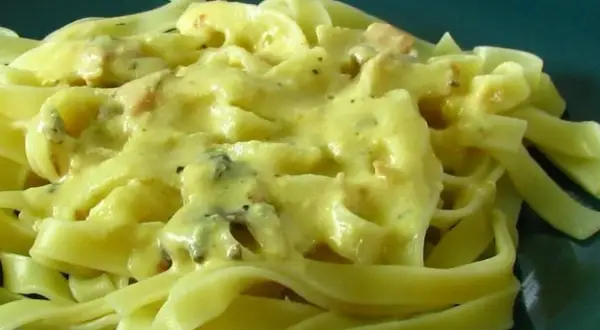 Tagliatelle z kremowym, bogatym sosem serowym, idealnym do makaronu.