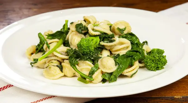 Orecchiette con cime di rapa, un classico piatto italiano. La ricetta orecchiette condimento è semplice e gustosa, perfetta per un pranzo veloce.