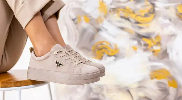 Idealne buty do szerokich spodni 3/4 to beżowe sneakersy na grubej podeszwie.