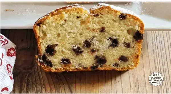 Fetta di torta soffice con gocce di cioccolato, un dolce con albumi perfetto per la colazione o la merenda.