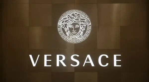 Logo Versace z Meduzą i napisem. Jak rozpoznać oryginał? Zwróć uwagę na detale.