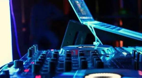 Ile kosztuje DJ na osiemnastkę? Ceny, pakiety i jak nie przepłacić