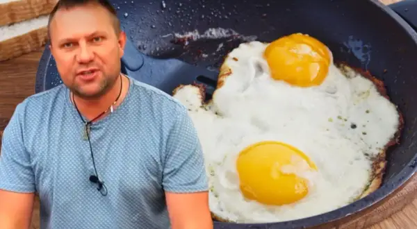 Mężczyzna opowiada o jajko sadzone przepis, obok smażą się dwa jajka na patelni.