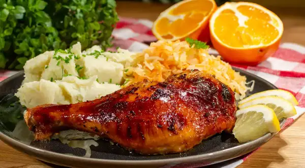 Apetyczne ćwiartki z kurczaka, purée ziemniaczane, surówka z kapusty i pomarańcze.