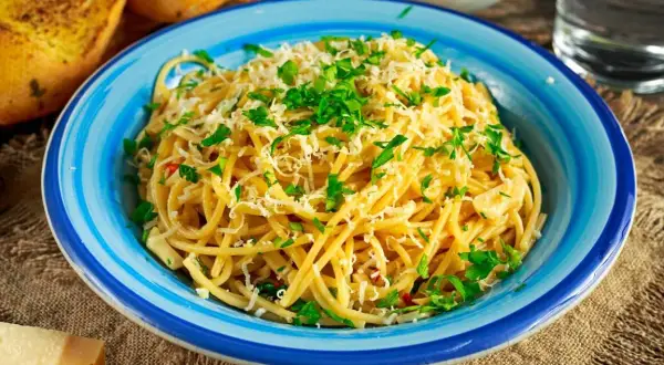 Spaghetti Aglio e Olio: Sekret idealnego przepisu w 15 min!