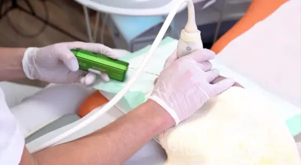 Brustbiopsie mit Magnum-Gerät. Die meisten Ergebnisse bei einer Biopsie der Brust sind gutartig.