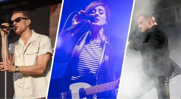 Artyści na scenie podczas letnich brzmień we Wrocławiu. Mężczyzna w okularach śpiewa, kobieta gra na gitarze, a kolejny mężczyzna w garniturze tańczy w dymie.