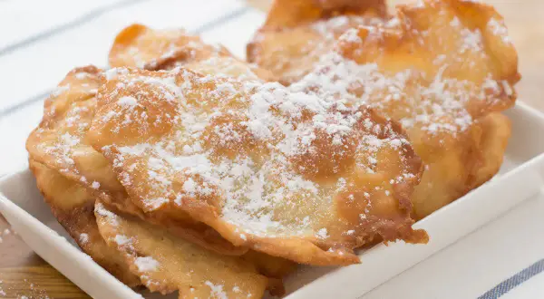 Orejas de carnaval receta gallega, crujientes y espolvoreadas con azúcar glas, listas para disfrutar.