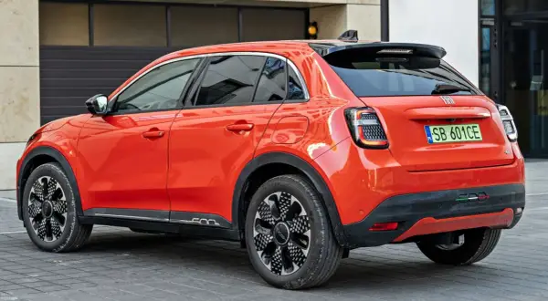 Pomarańczowy Fiat 600 z czarnymi dodatkami i felgami. Sprawdź aktualną fiat 600 cena i dowiedz się więcej o tym stylowym samochodzie.