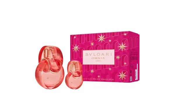 Dwa różowe flakoniki perfum Bvlgari Omnia Coral i ozdobne pudełko z gwiazdkami.