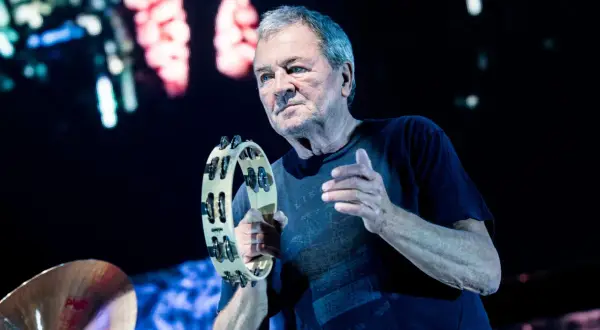 Ian Gillan, wokalista Deep Purple, gra na tamburynie podczas koncertu.